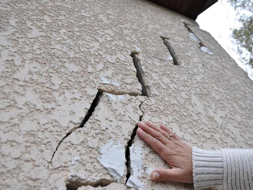 fissure maison en raison du sol argileux